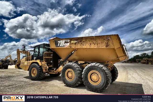 Image of Caterpillar 725 equipment image 2