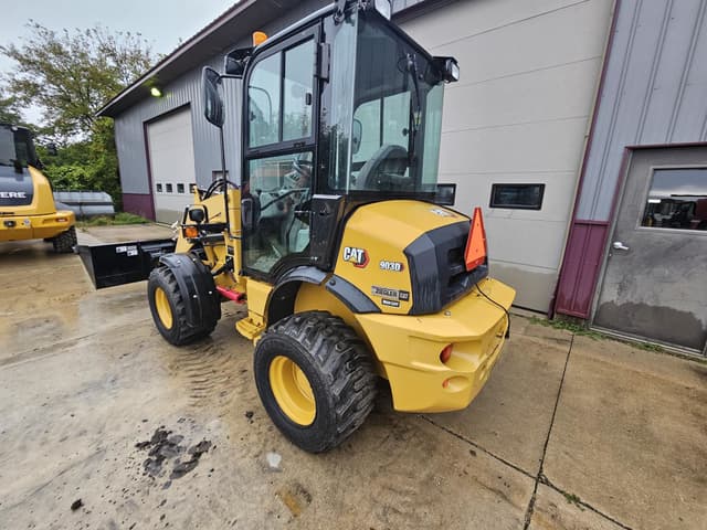Image of Caterpillar 903D equipment image 3