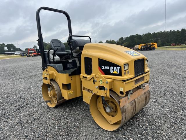Image of Caterpillar CB24B equipment image 2