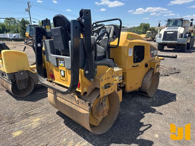 Image of Caterpillar CB24B equipment image 4