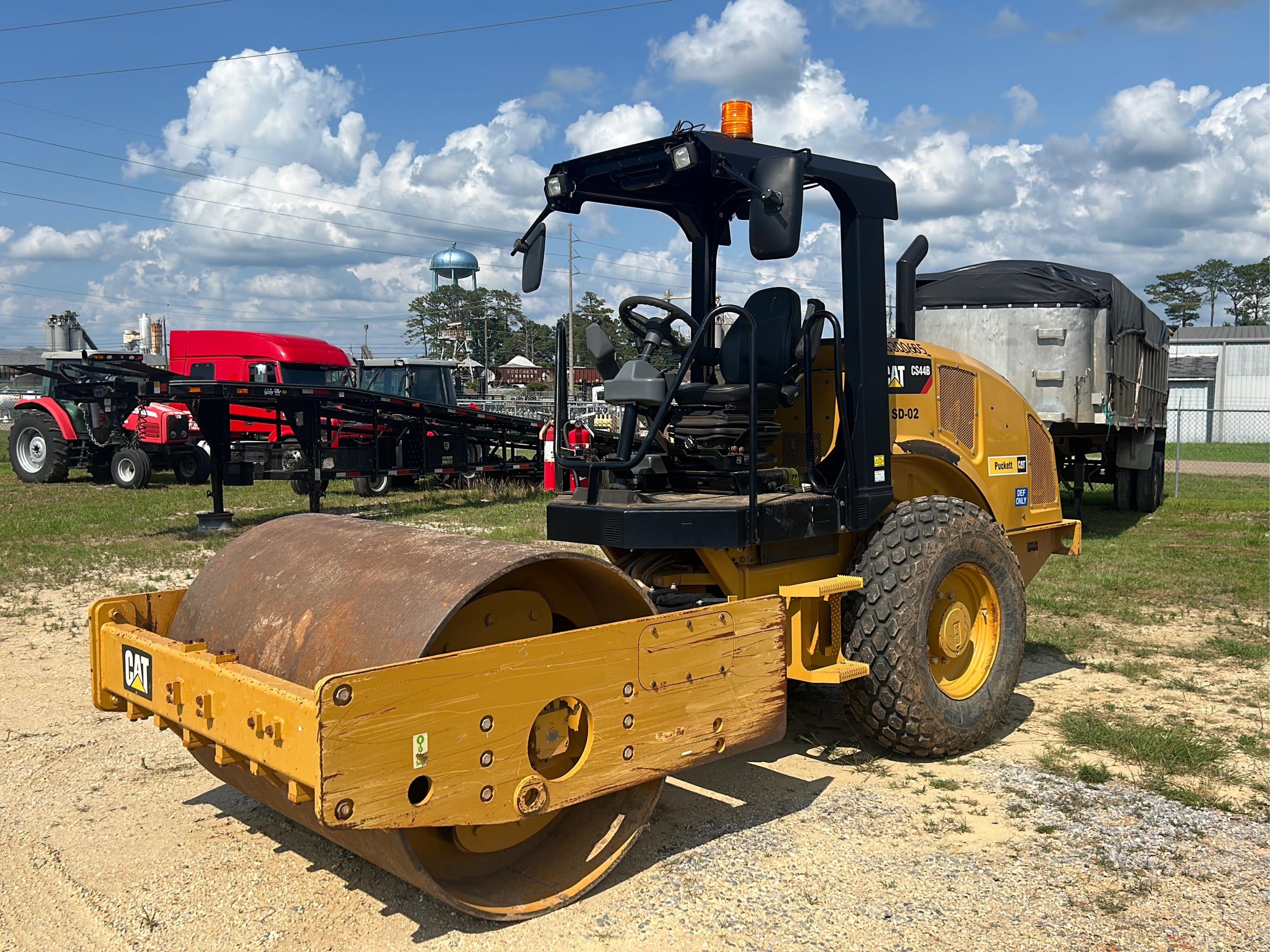 SOLD - 2019 Caterpillar CS44B Lot No. 5779066 Construction with 1,057 ...