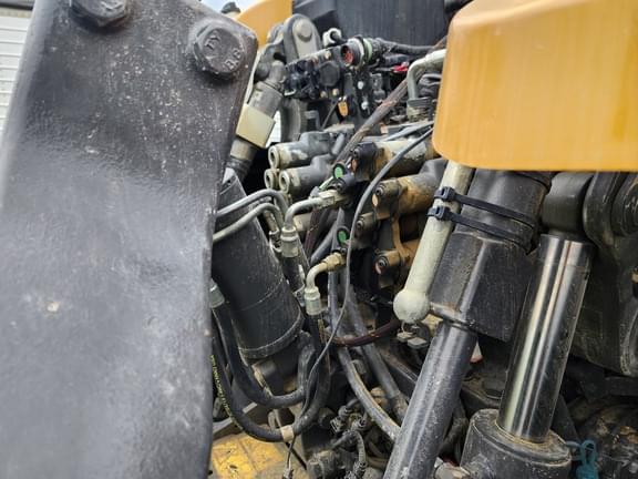 Image of Challenger MT743 equipment image 4