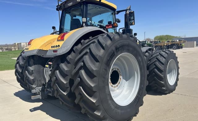 Image of Challenger 1050 equipment image 4
