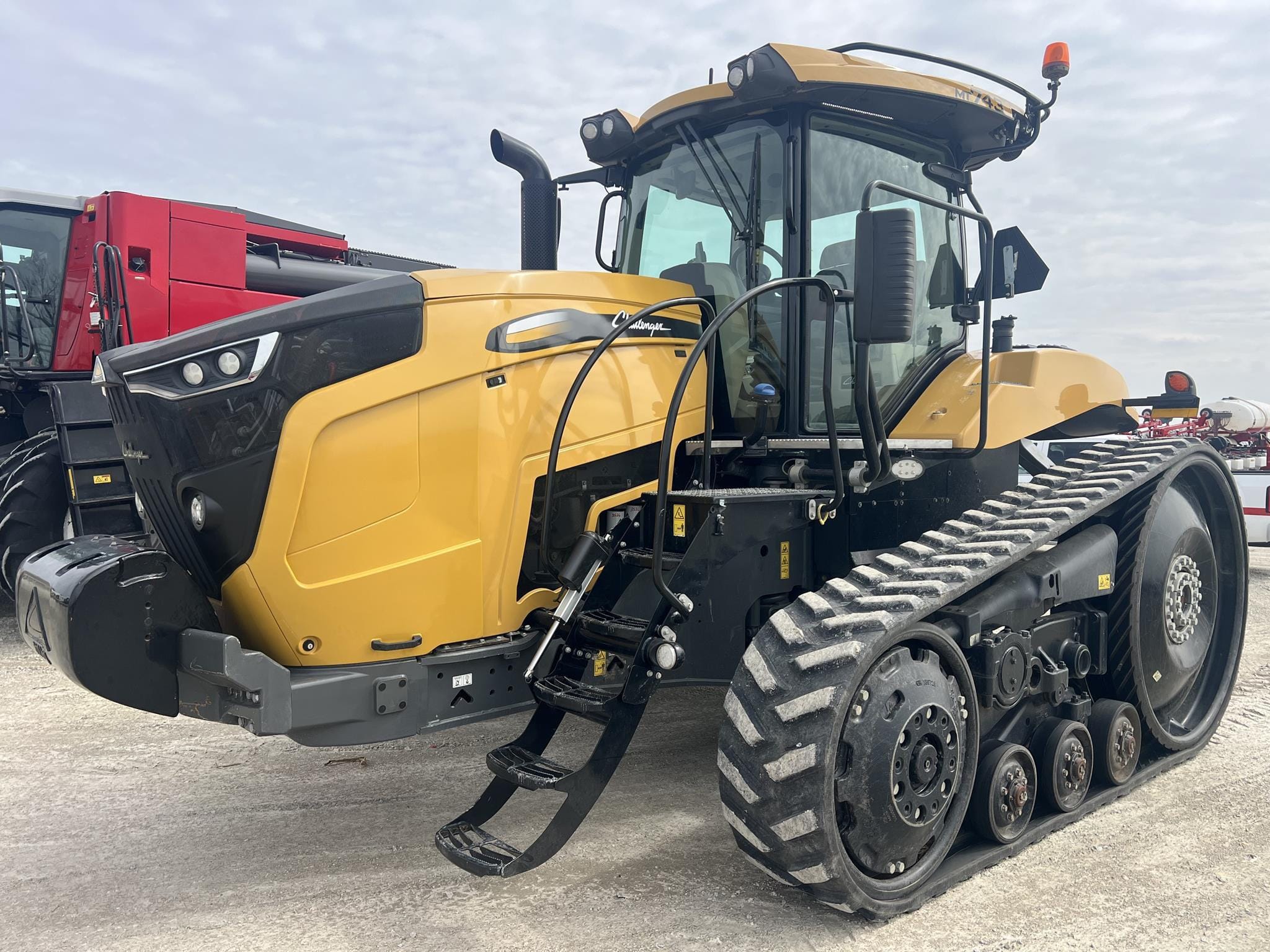 2019 Challenger MT743 Equipment Image0