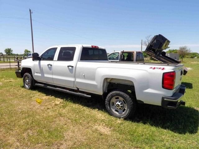 Image of Chevrolet 2500 equipment image 3
