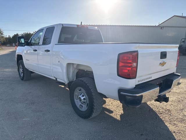 Image of Chevrolet 2500 equipment image 3