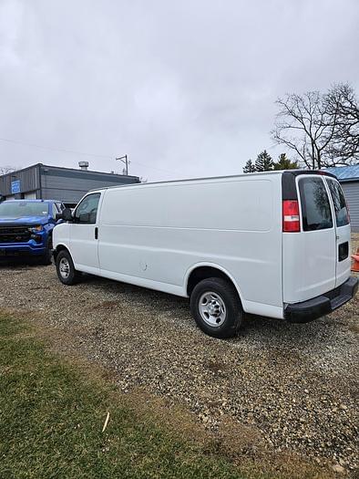Image of Chevrolet 2500 Express Van equipment image 3