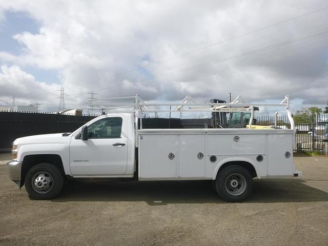 Image of Chevrolet 3500 equipment image 4
