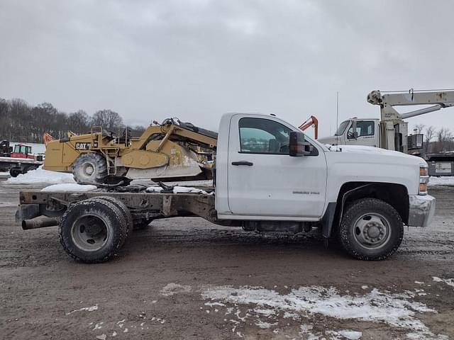 Image of Chevrolet 3500 equipment image 2