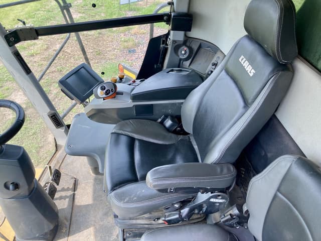 Image of CLAAS LEXION 740 equipment image 4