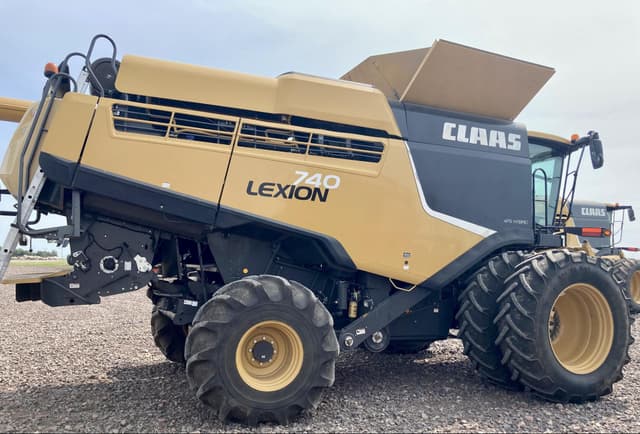 Image of CLAAS LEXION 740 equipment image 2