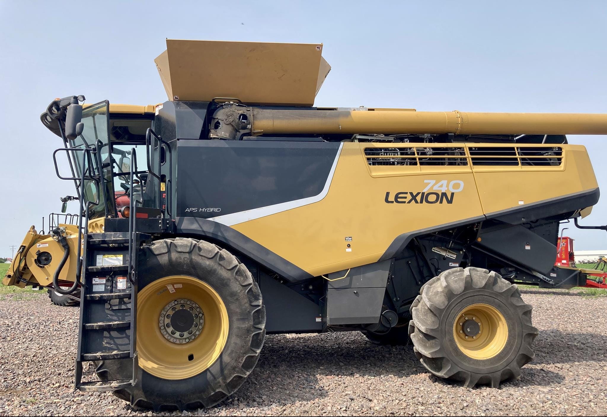 2019 CLAAS LEXION 740 Equipment Image0