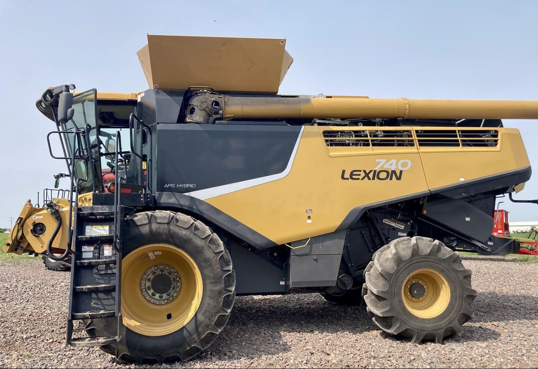 Image of CLAAS LEXION 740 Primary image