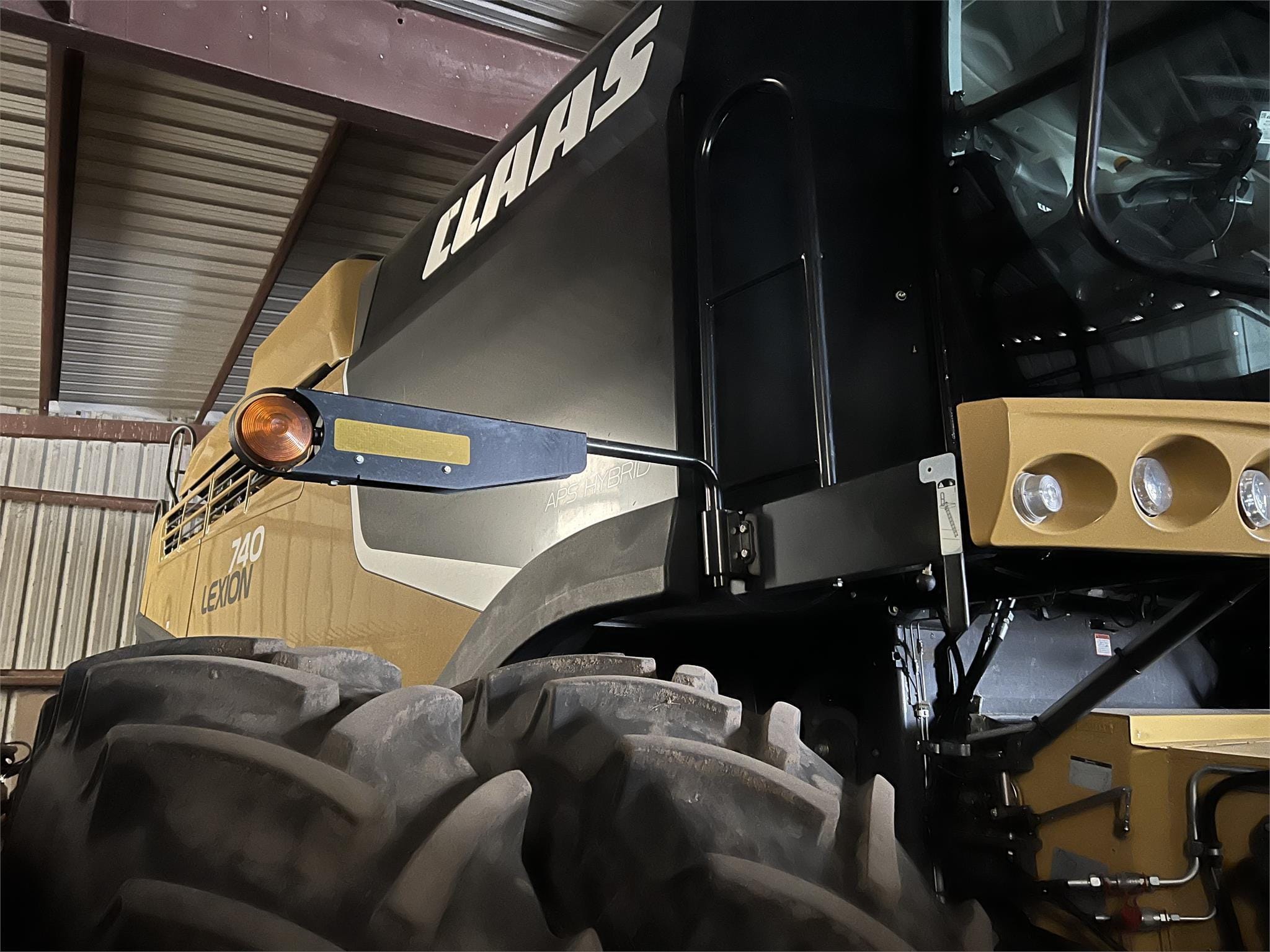 2019 CLAAS LEXION 740 Equipment Image0