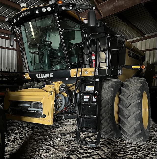 Image of CLAAS LEXION 740 equipment image 4