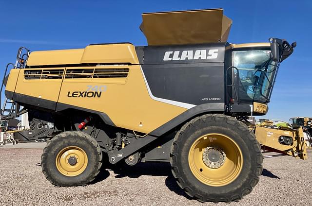 Image of CLAAS LEXION 740 equipment image 1