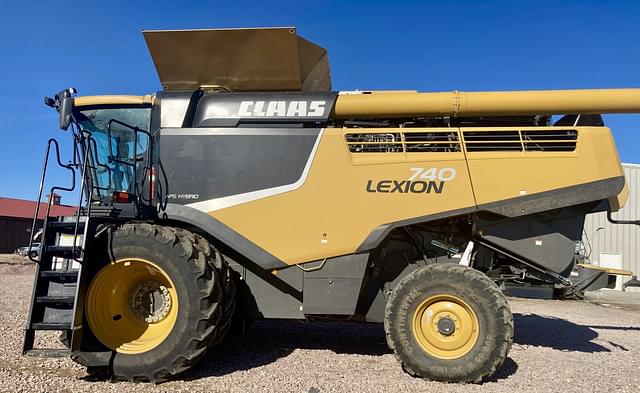 Image of CLAAS LEXION 740 equipment image 3