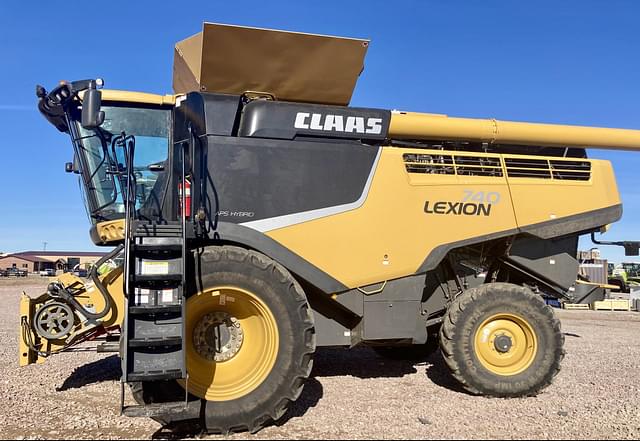 Image of CLAAS LEXION 740 equipment image 2