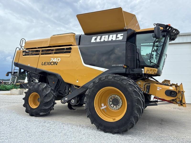 2019 CLAAS LEXION 740 Equipment Image0