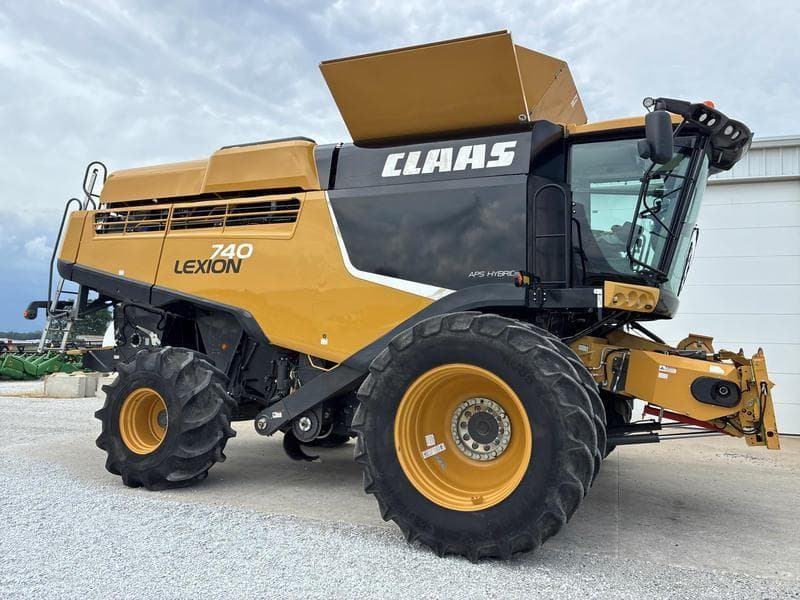 Image of CLAAS LEXION 740 Primary image