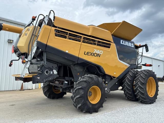 Image of CLAAS LEXION 740 equipment image 4