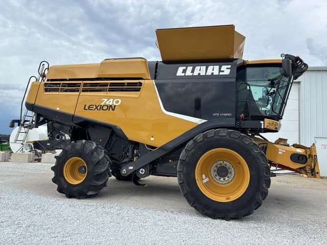 Image of CLAAS LEXION 740 equipment image 2