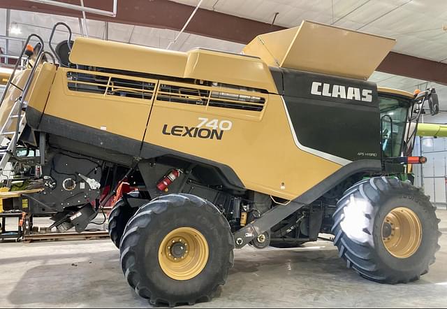 Image of CLAAS LEXION 740 equipment image 4