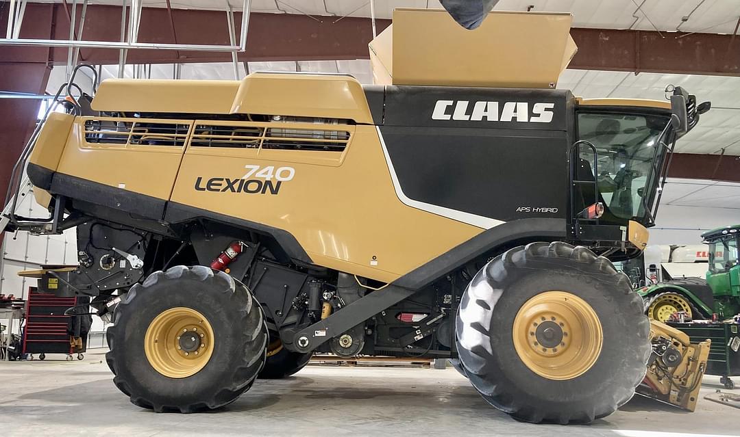 Image of CLAAS LEXION 740 Primary image