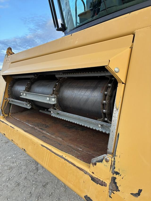 Image of CLAAS LEXION 740TT equipment image 2