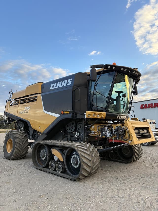 Image of CLAAS LEXION 740TT equipment image 1