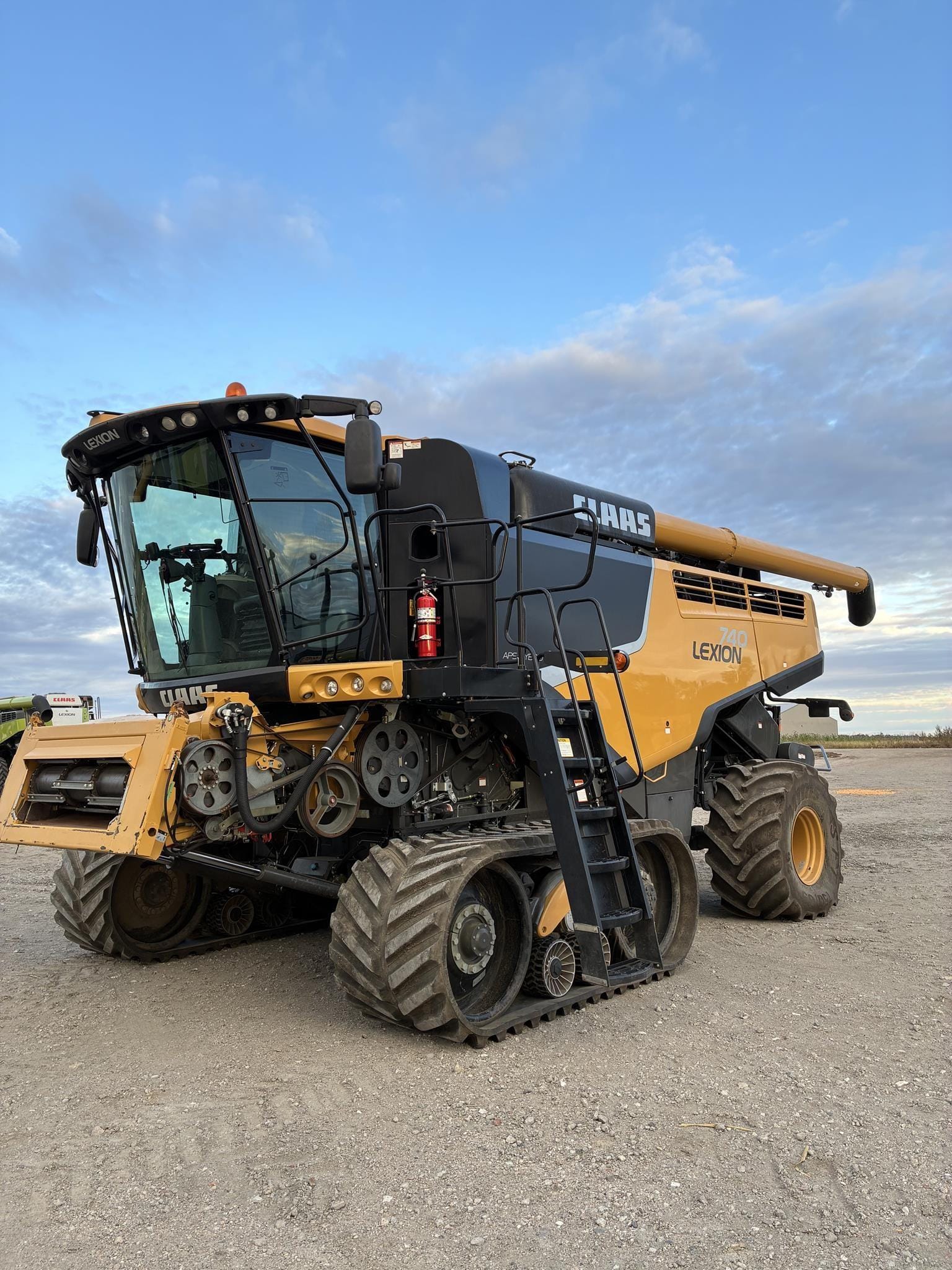 2019 CLAAS LEXION 740TT Equipment Image0