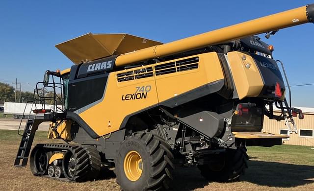 Image of CLAAS LEXION 740TT equipment image 2