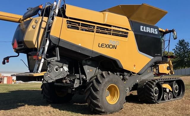 Image of CLAAS LEXION 740TT equipment image 4