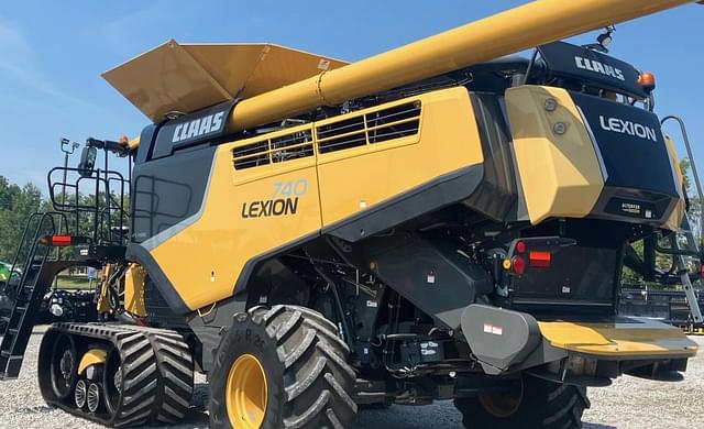 Image of CLAAS LEXION 740TT equipment image 2