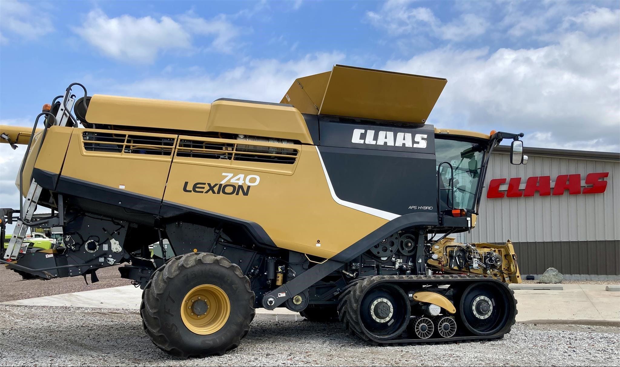 2019 CLAAS LEXION 740TT Equipment Image0