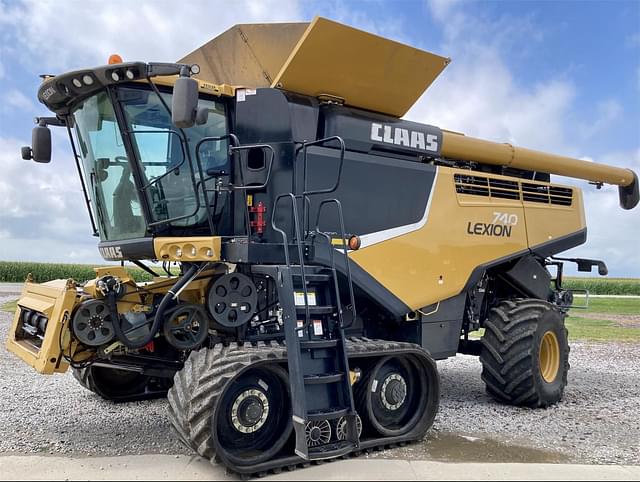 Image of CLAAS LEXION 740TT equipment image 2