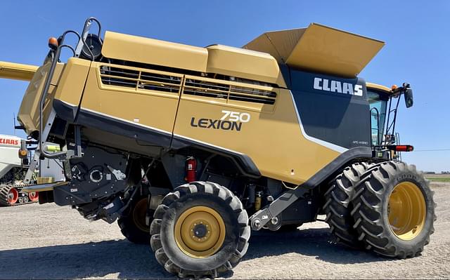 Image of CLAAS LEXION 750 equipment image 1