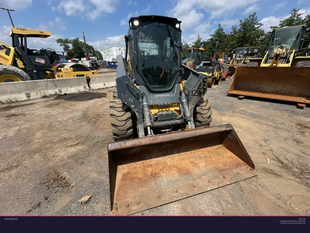 Image of John Deere 332G equipment image 2