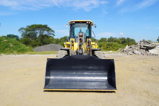 Image of John Deere 524L equipment image 3