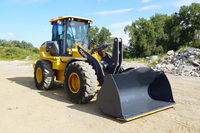 Image of John Deere 524L equipment image 4