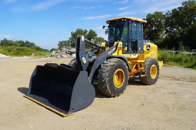 Image of John Deere 524L equipment image 2