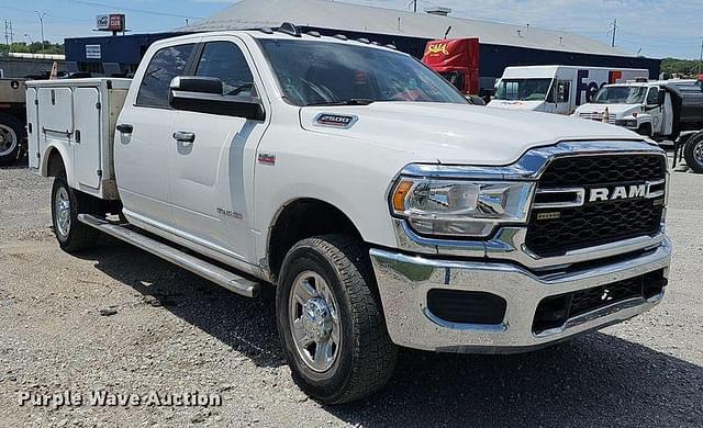 Image of Dodge Ram 2500HD equipment image 2