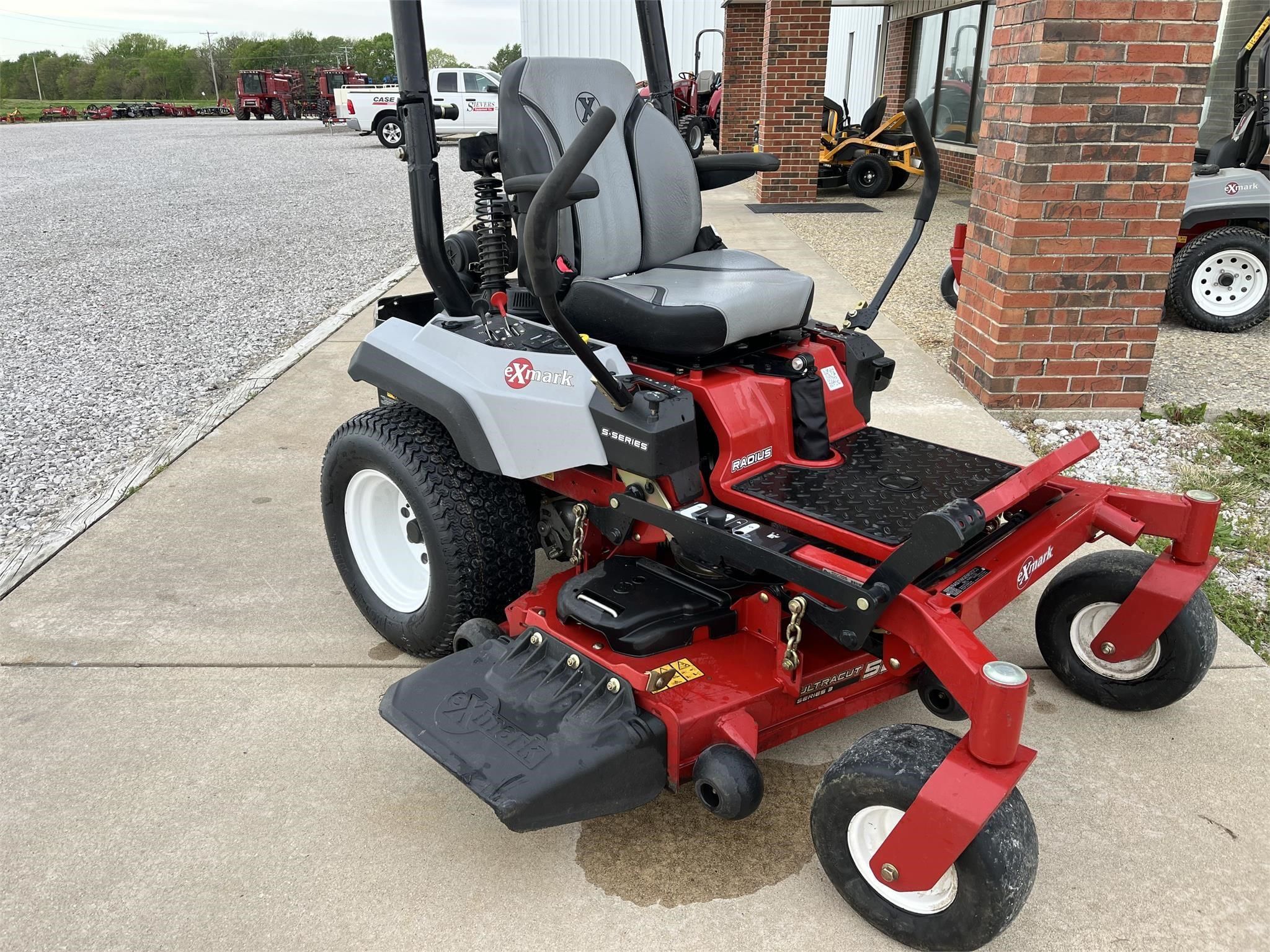 2019 Exmark Radius Equipment Image0