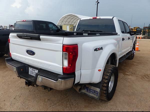 Image of Ford F-350 equipment image 1