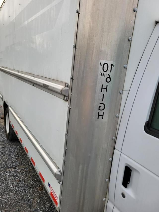 Image of Ford E-350 equipment image 4
