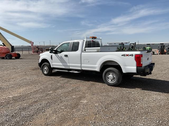 Image of Ford F-250 equipment image 3
