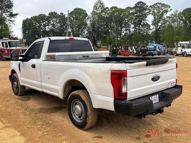 Image of Ford F-250 equipment image 1