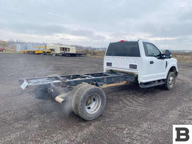 Image of Ford F-350 equipment image 4