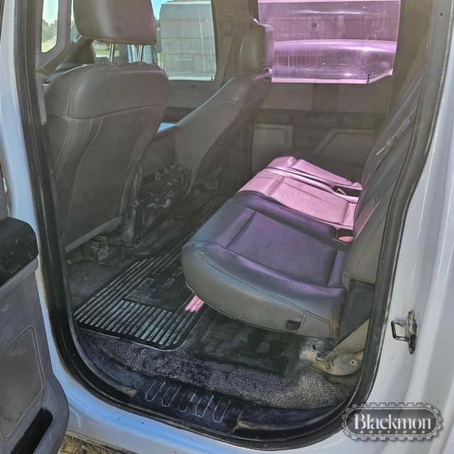 Image of Ford F-350 equipment image 3