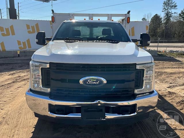 Image of Ford F-350 equipment image 1